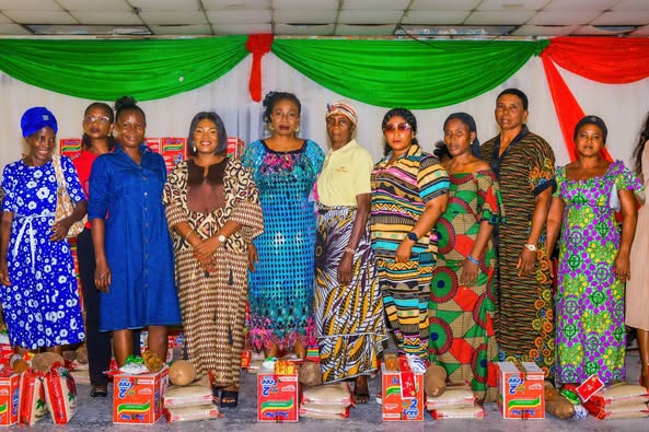 First lady shares foods to elderly women